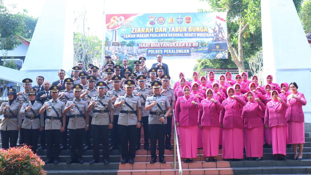 Jelang HUT Bhayangkara ke-80, Polres Pekalongan Gelar Ziarah dan Tabur Bunga di TMP Bhakti Wiratama Bojong 9 IMG 20260624 WA0033