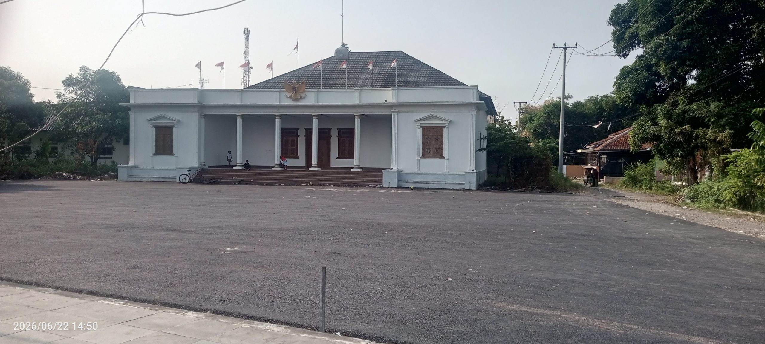 BAGAI PROYEK SILUMAN. Pengaspalan Halaman FKKC Cirebon dipertanyakan Para Kepala Desa 9 IMG 20260622 145035 057 scaled