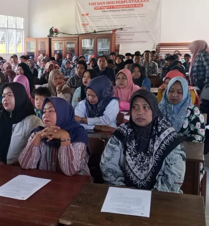 Polsek Tamansari Hadiri Sosialisasi Bersama Wali Murid Baru di SMP Negeri 1 Tamansari Tahun Ajaran 2026/2027 9 IMG 20260713 WA0062
