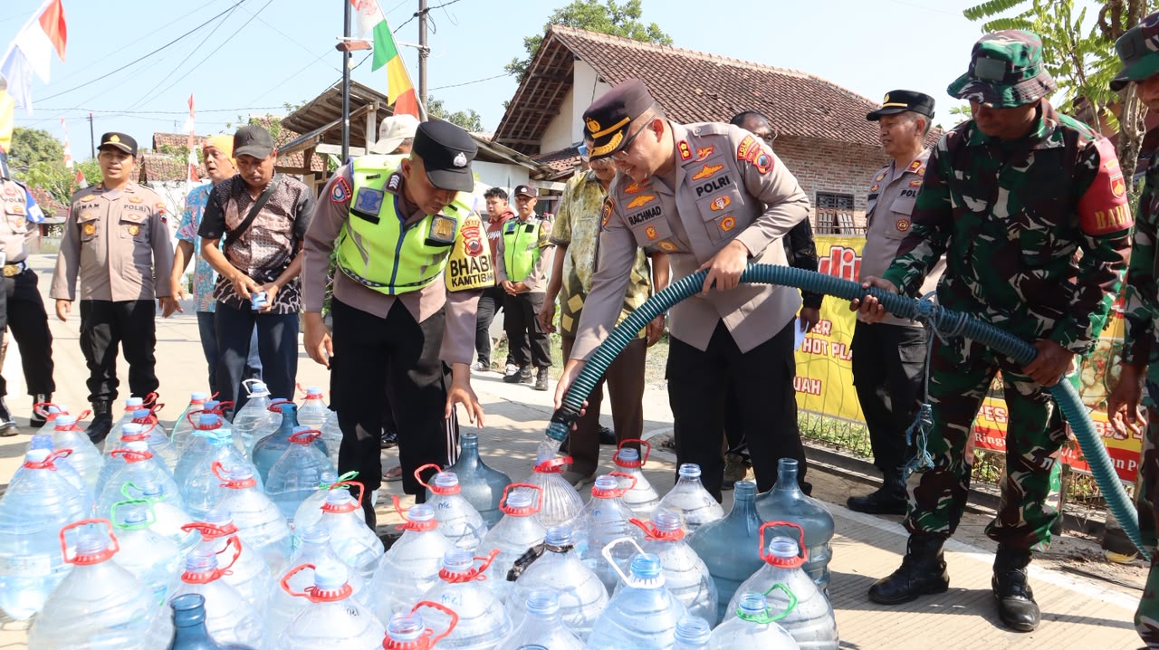 Polres Pekalongan Salurkan 13.000 Liter Air Bersih untuk Warga Terdampak Kekeringan di Sragi 9 IMG 20260806 WA0051