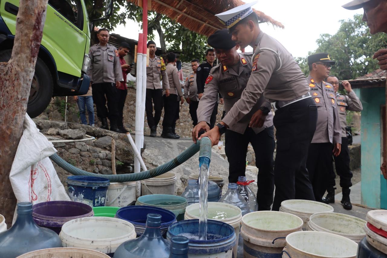 Polres Kuningan Salurkan Bantuan Air Bersih ke Dua Desa yang Dilanda Krisis Air 15 IMG 20260918 WA0029