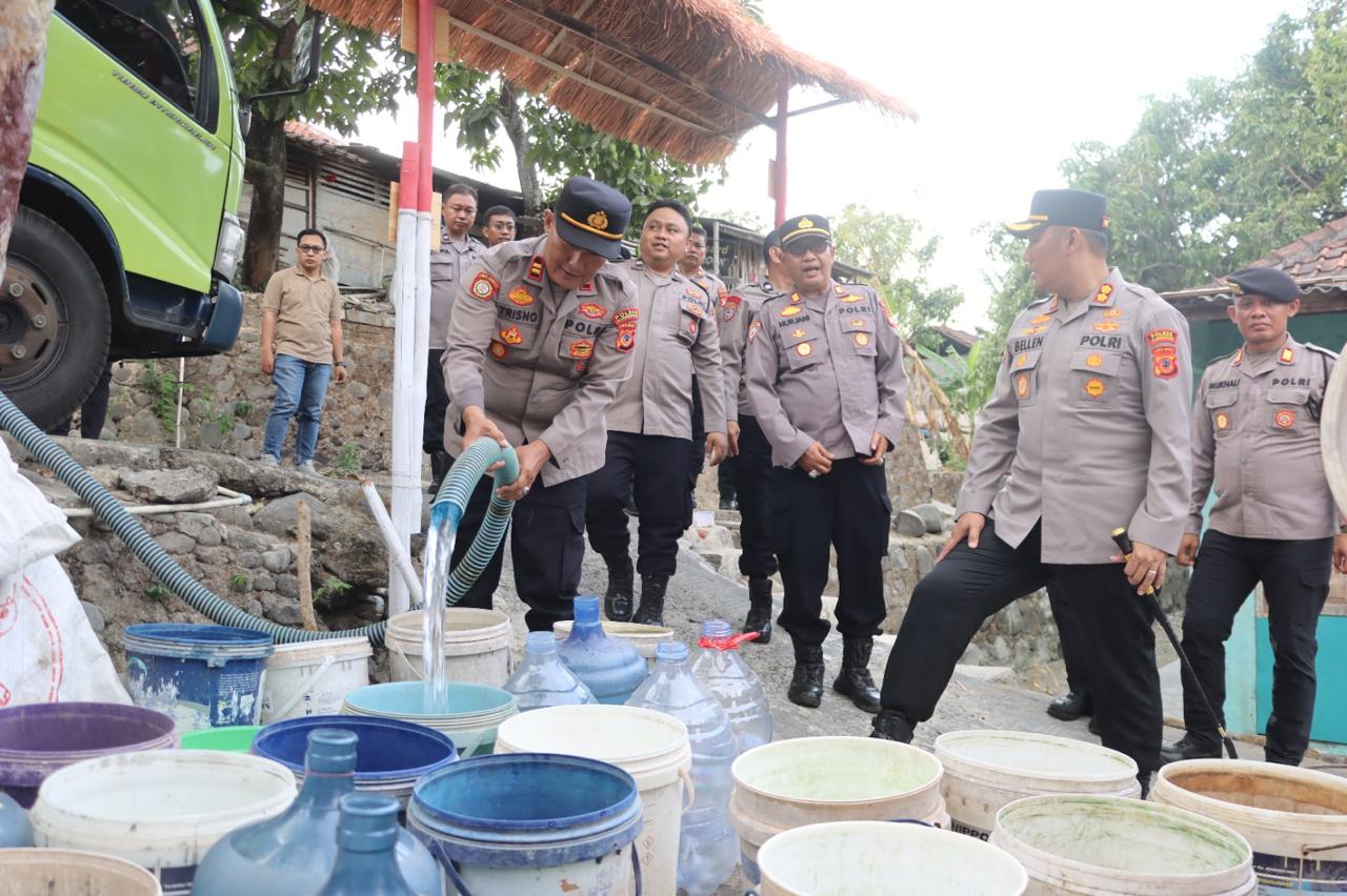 Polres Kuningan Salurkan Bantuan Air Bersih ke Dua Desa yang Dilanda Krisis Air 12 IMG 20260918 WA0030