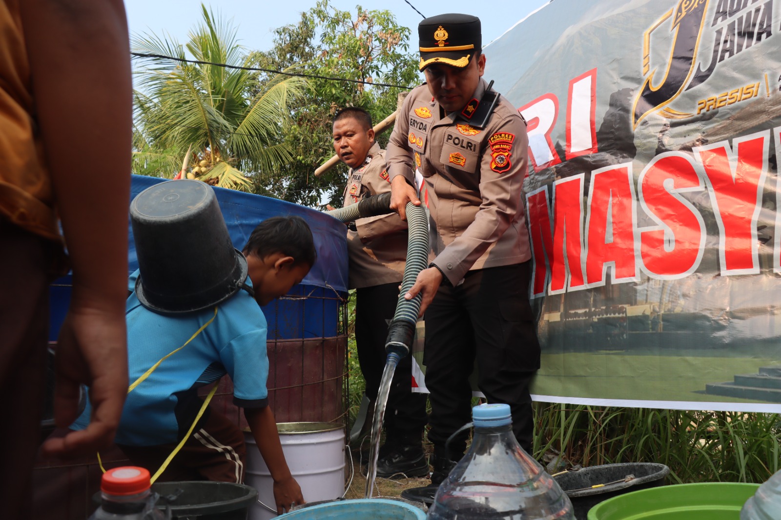 Polres Kuningan Salurkan Bantuan Air Bersih ke Dua Desa yang Dilanda Krisis Air 13 IMG 20260918 WA0031