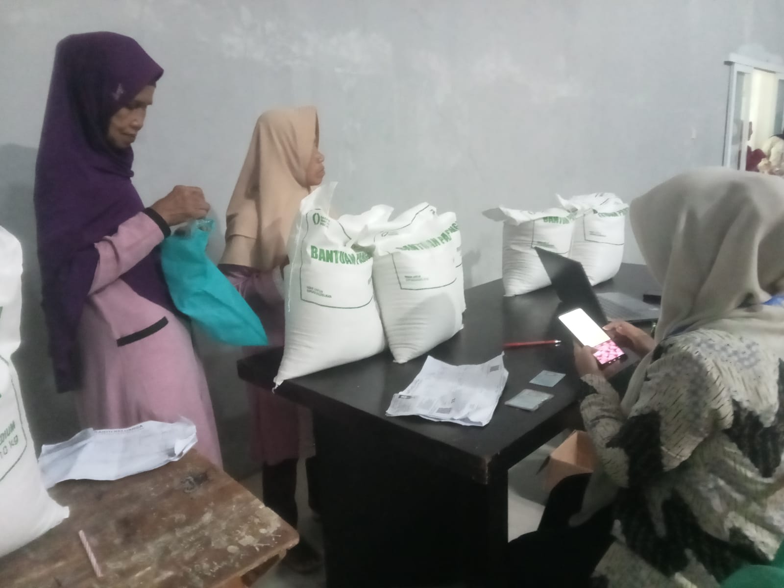 Pembagian Bansos di Desa Jayapura Kecamatan Cigalontang Tasikmalaya Sukses Dilaksanakan. 15 IMG 20260924 WA0041 1
