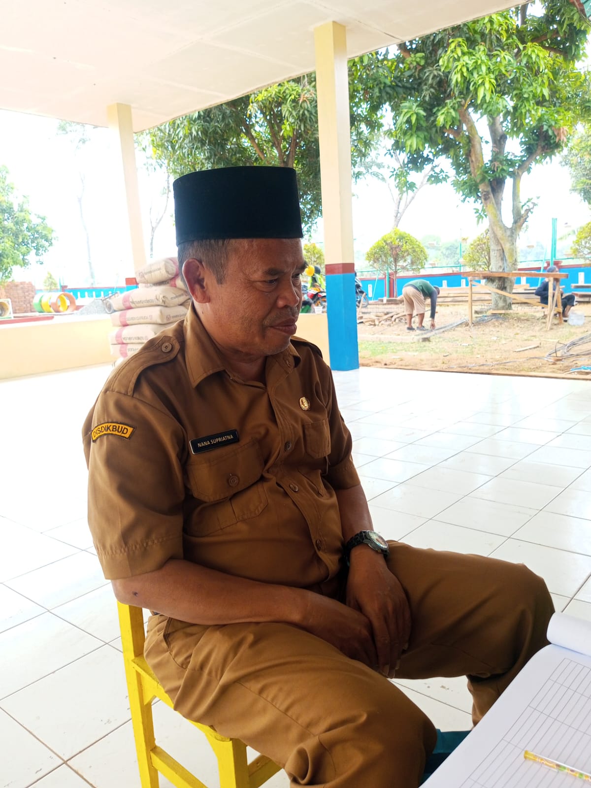 Yuli Peramiati, M.Pd.I Kepsek TK Negeri Pembina Ciawigebang bersama komite dan kades Sukseskan pembangunan Revitalisasi 12 IMG 20260929 WA0033