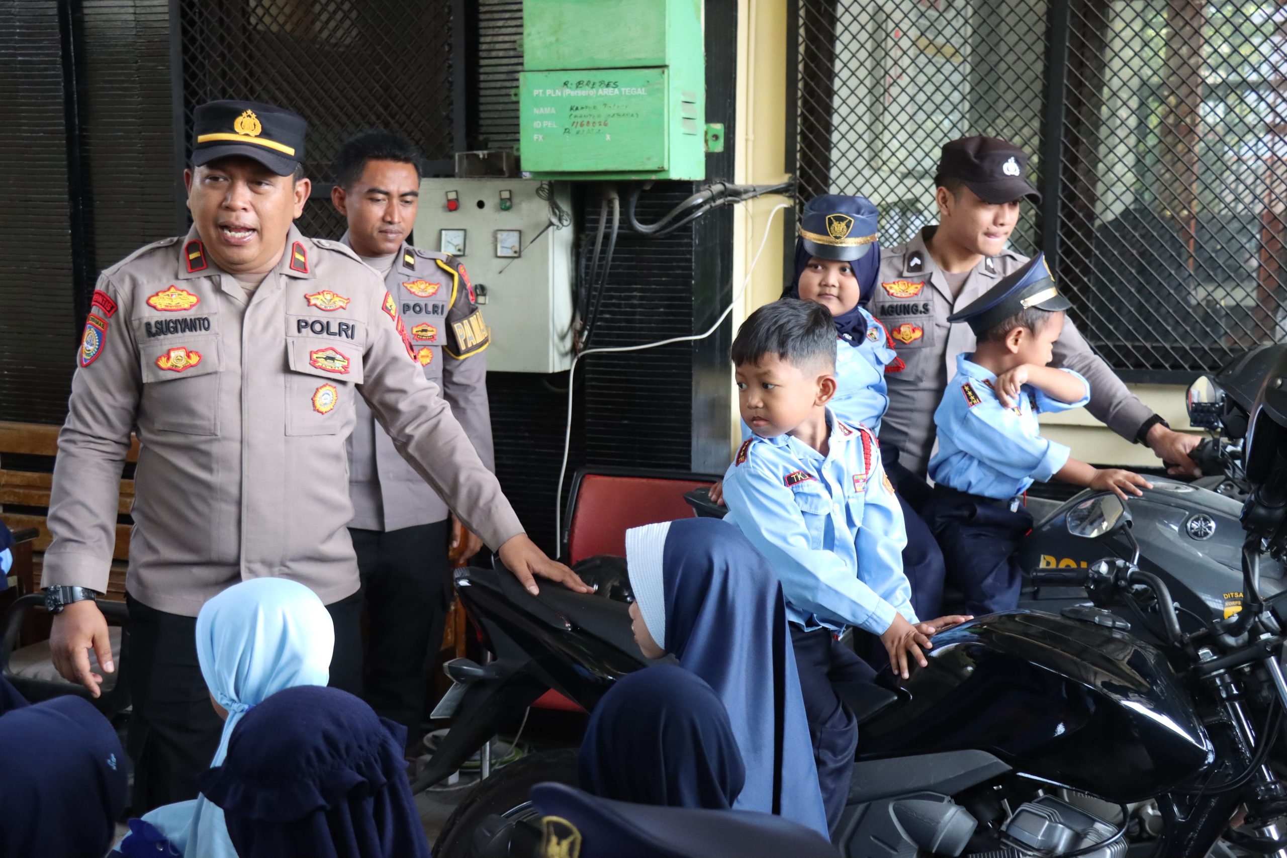 Polisi Sahabat Anak, Kapolres Brebes Sambut Ceria Kunjungan RA Al-Hasanniyyah 12 IMG 20261009 WA0002 scaled
