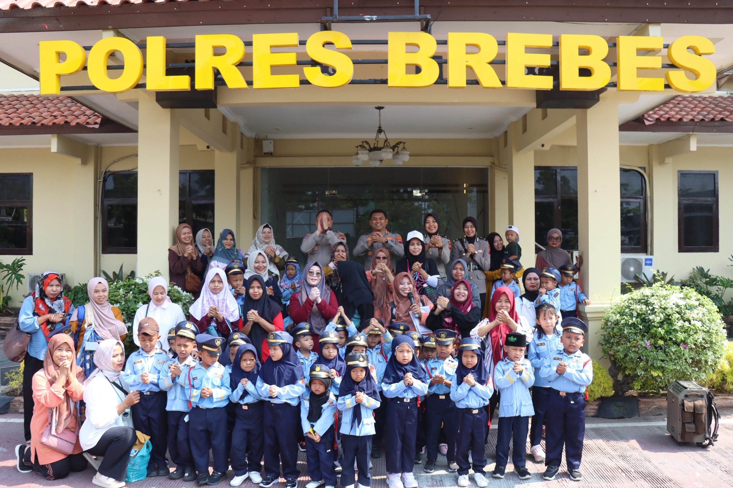 Polisi Sahabat Anak, Kapolres Brebes Sambut Ceria Kunjungan RA Al-Hasanniyyah 11 IMG 20261009 WA0003 scaled