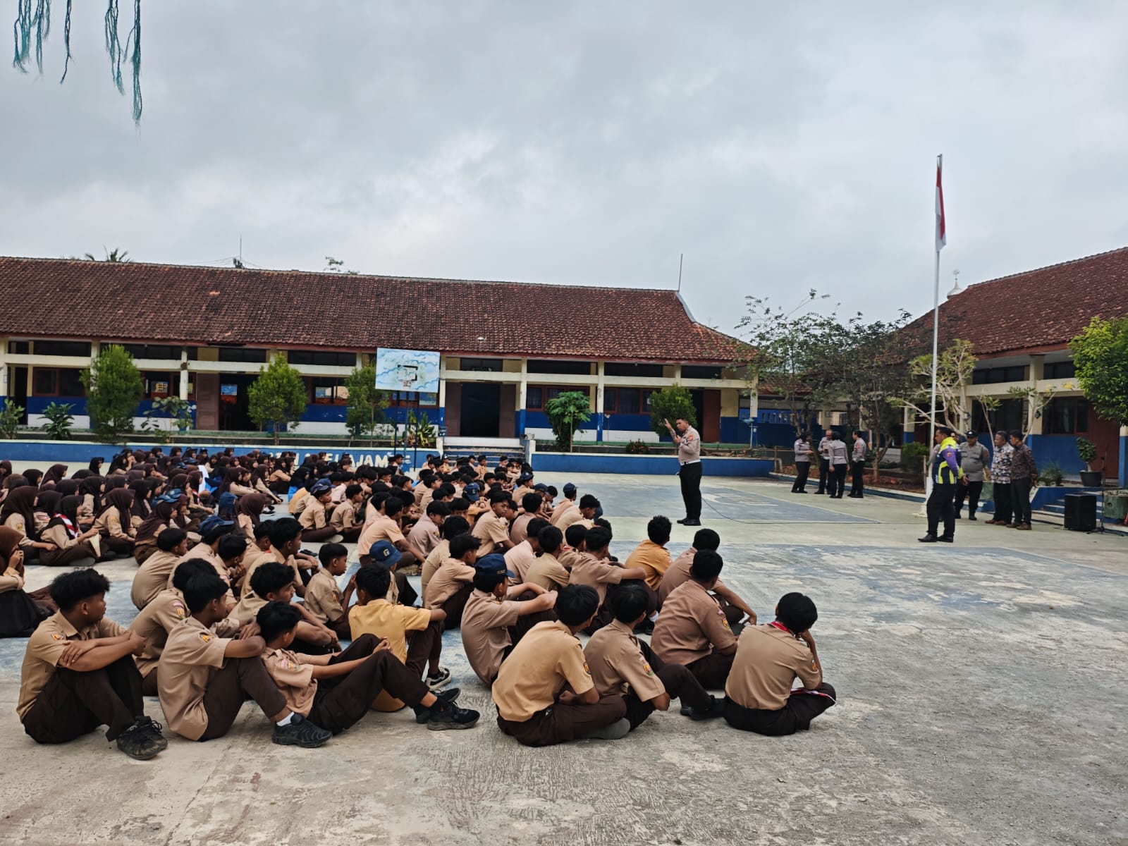 Edukasi Tertib Berlalu Lintas Sejak Dini, Sat Lantas Polres Kuningan Gelar Program Polisi Sahabat Generasi Muda di SMPN 1 Selajambe 15 IMG 20261015 WA0008