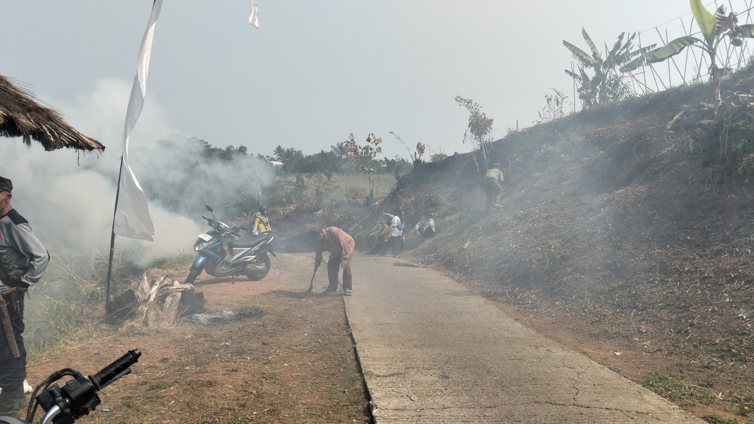 Semangat Gotong Royong Warga Desa Sadarkarya Kompak Bersihkan Jalan Desa Demi Akses Yang Lebih Baik 9 IMG 20261016 WA0008 scaled