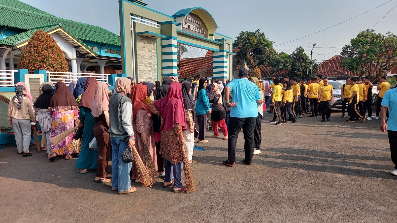 Wujudkan Lingkungan Asri dan Sehat, Wakapolres Kuningan Pimpin Jumat Bersih Bersama Warga di Masjid Desa Ragawacana 11 IMG 20261016 WA0022