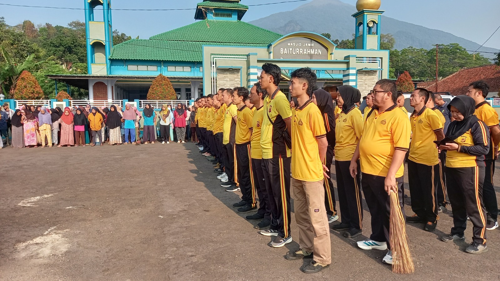 Wujudkan Lingkungan Asri dan Sehat, Wakapolres Kuningan Pimpin Jumat Bersih Bersama Warga di Masjid Desa Ragawacana 13 IMG 20261016 WA0023