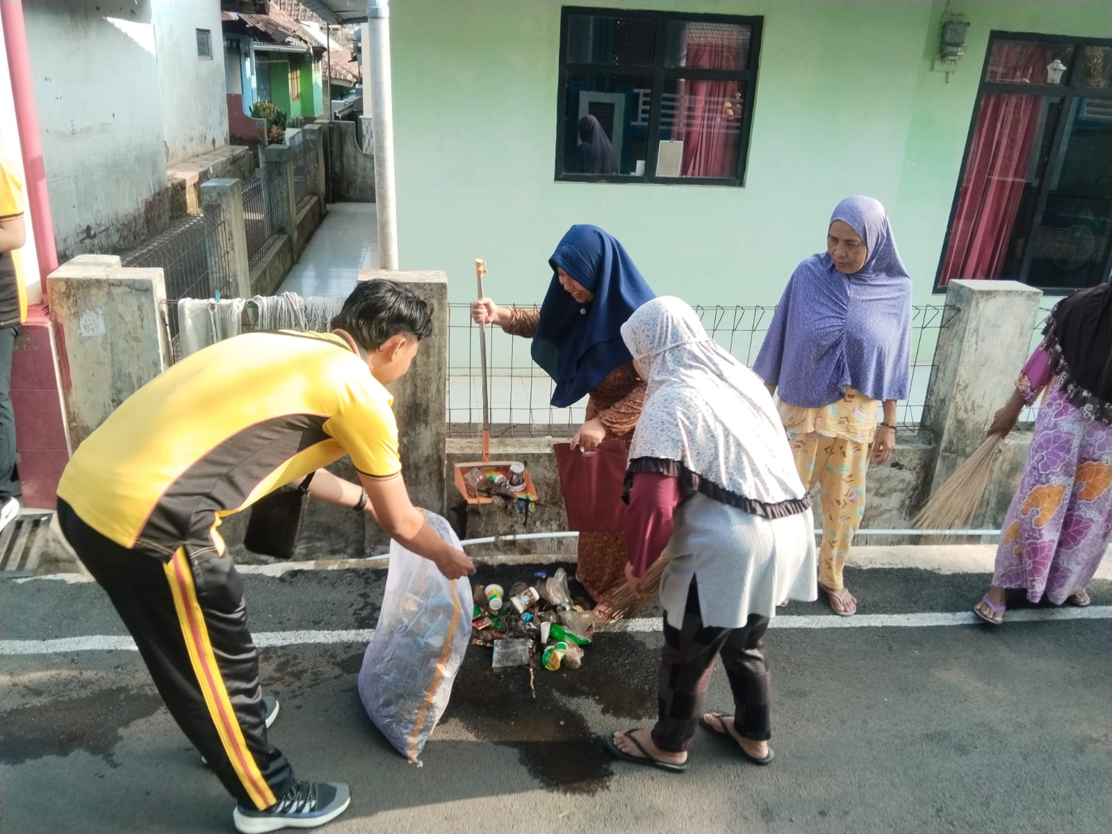 Wujudkan Lingkungan Asri dan Sehat, Wakapolres Kuningan Pimpin Jumat Bersih Bersama Warga di Masjid Desa Ragawacana 15 IMG 20261016 WA0025