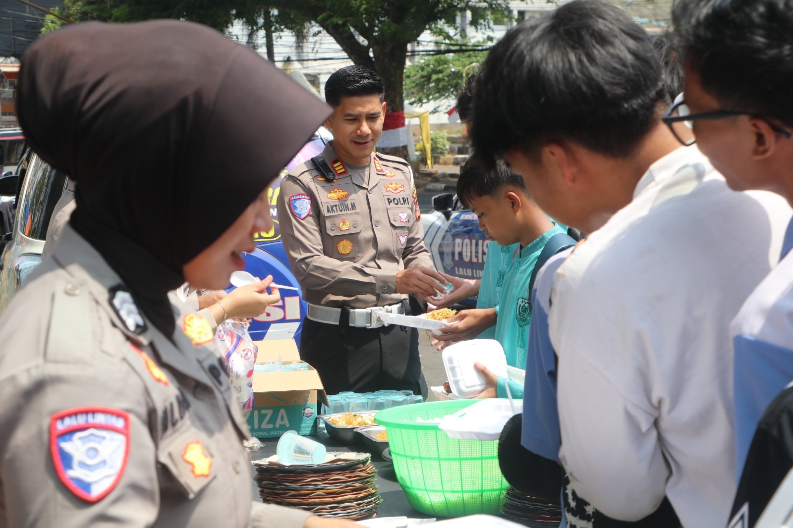 Wujud Kepedulian Sosial, Sat Lantas Polres Kuningan Gelar "Jumat Berkah" Berbagi Makanan Gratis untuk Masyarakat 16 IMG 20261016 WA0044