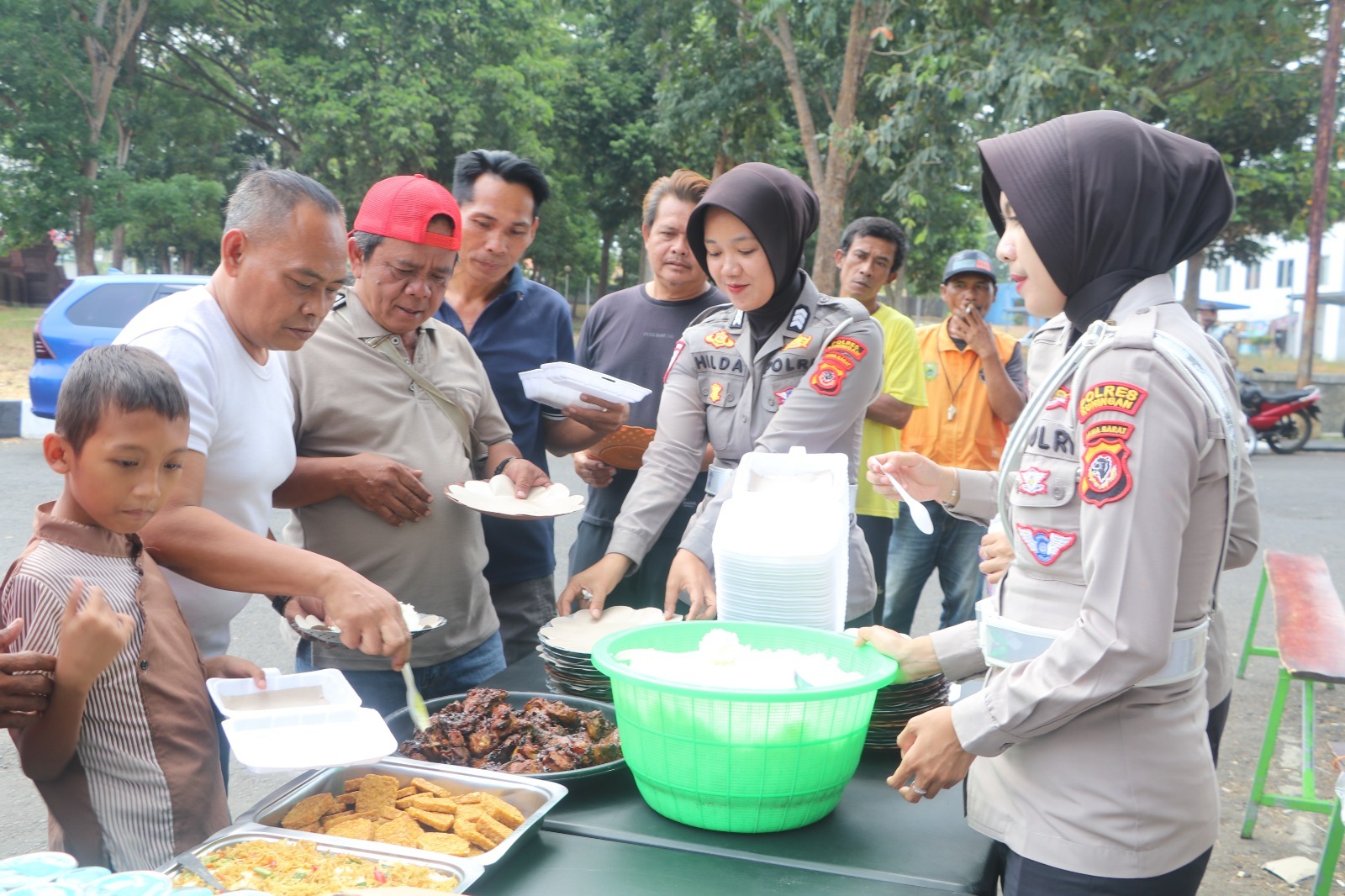 Wujud Kepedulian Sosial, Sat Lantas Polres Kuningan Gelar "Jumat Berkah" Berbagi Makanan Gratis untuk Masyarakat 18 IMG 20261016 WA0045