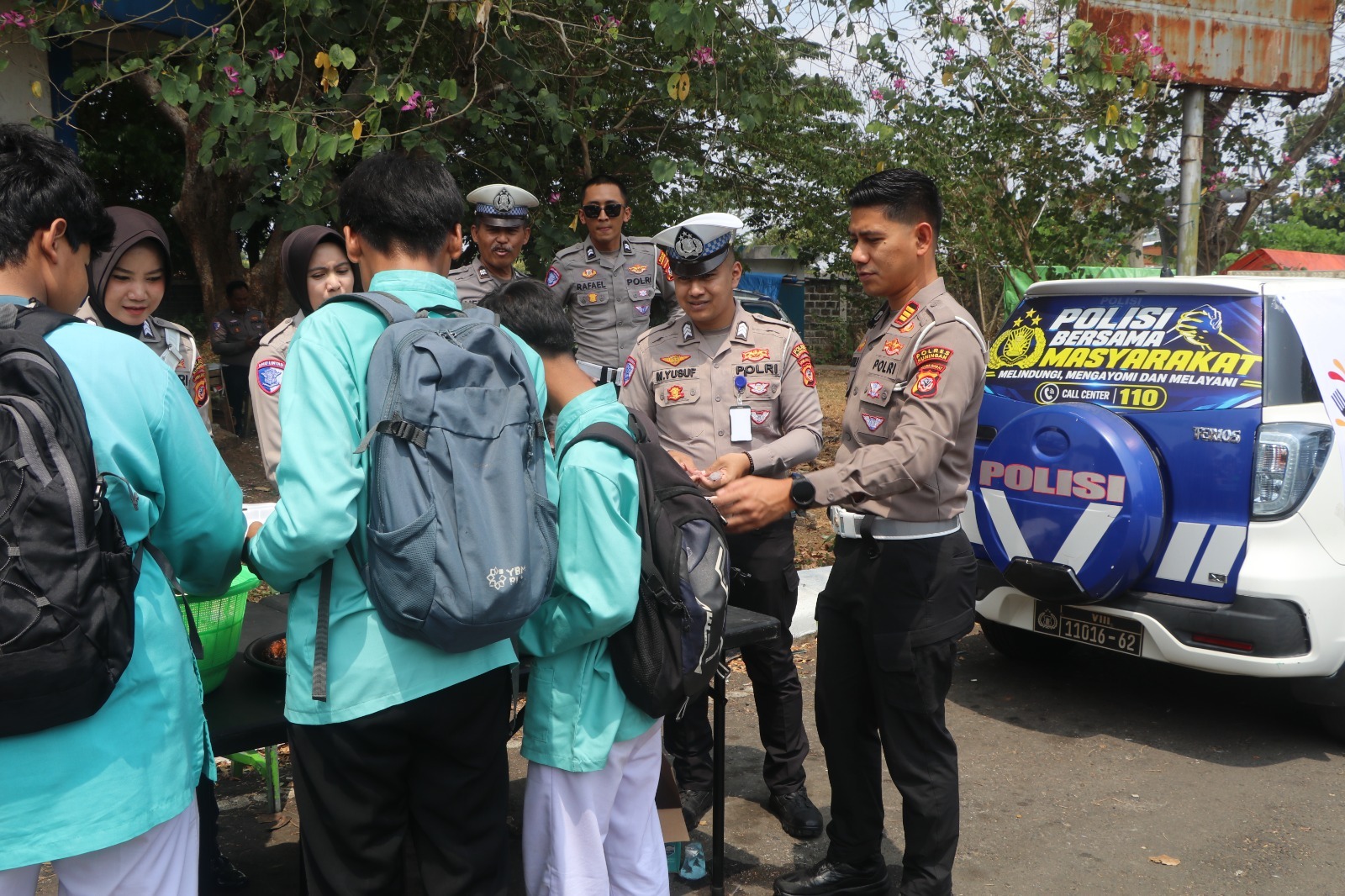 Wujud Kepedulian Sosial, Sat Lantas Polres Kuningan Gelar "Jumat Berkah" Berbagi Makanan Gratis untuk Masyarakat 15 IMG 20261016 WA0047 1