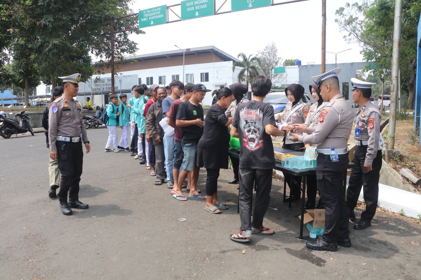 Wujud Kepedulian Sosial, Sat Lantas Polres Kuningan Gelar "Jumat Berkah" Berbagi Makanan Gratis untuk Masyarakat 13 IMG 20261016 WA0048