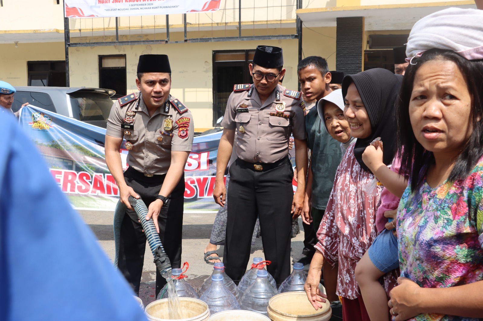 Bantu Warga Terdampak Kekeringan, Polres Kuningan Salurkan Air Bersih ke Desa Hantara 13 IMG 20261017 WA0014 1
