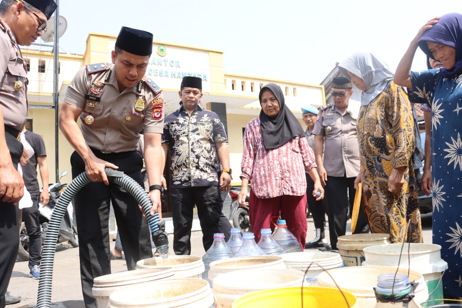 Bantu Warga Terdampak Kekeringan, Polres Kuningan Salurkan Air Bersih ke Desa Hantara 11 IMG 20261017 WA0015