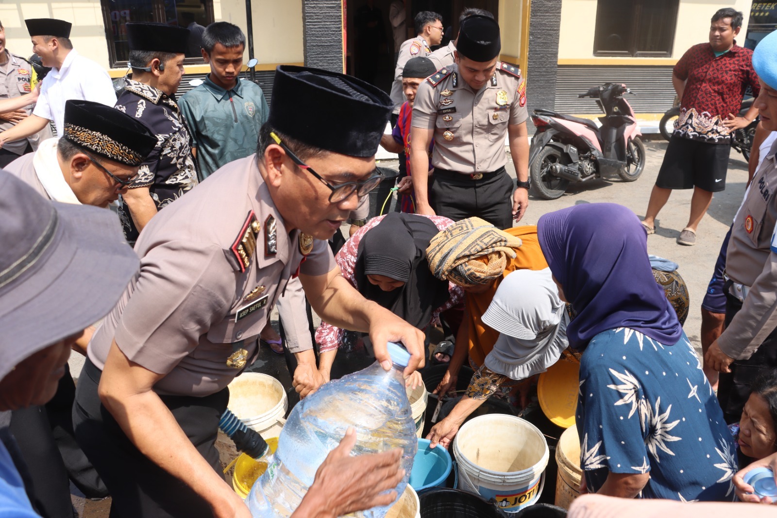 Bantu Warga Terdampak Kekeringan, Polres Kuningan Salurkan Air Bersih ke Desa Hantara 14 IMG 20261017 WA0016