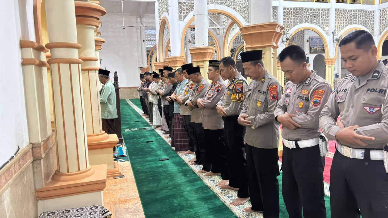 Pererat Silaturahmi Lewat Salat Berjamaah, AKBP Zamrul Aini Pimpin Subuh Keliling di Pekalongan 7 IMG 20261017 WA0038