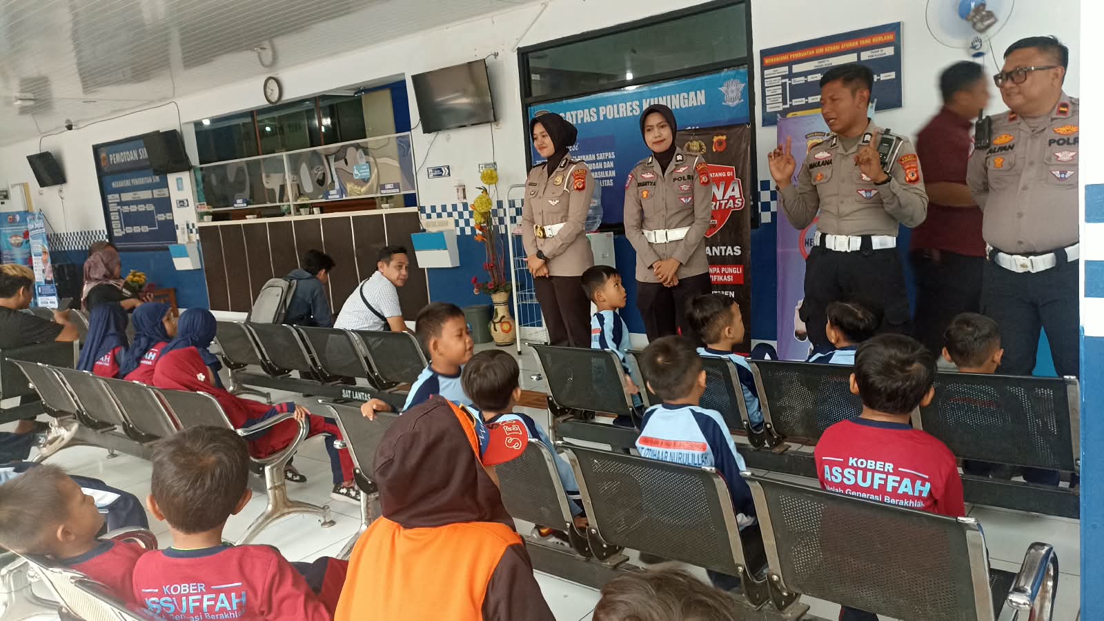 Tanamkan Kedisiplinan Sejak Dini, Sat Lantas Polres Kuningan Sambut Ceria Kunjungan Siswa TKIT dan PAUD 17 IMG 20261020 WA0005
