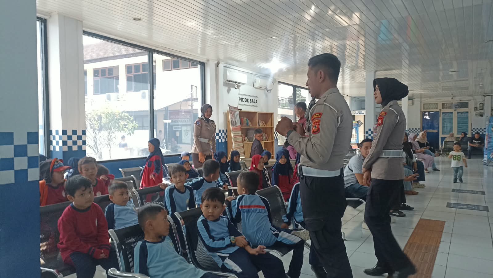 Tanamkan Kedisiplinan Sejak Dini, Sat Lantas Polres Kuningan Sambut Ceria Kunjungan Siswa TKIT dan PAUD 18 IMG 20261020 WA0008 1