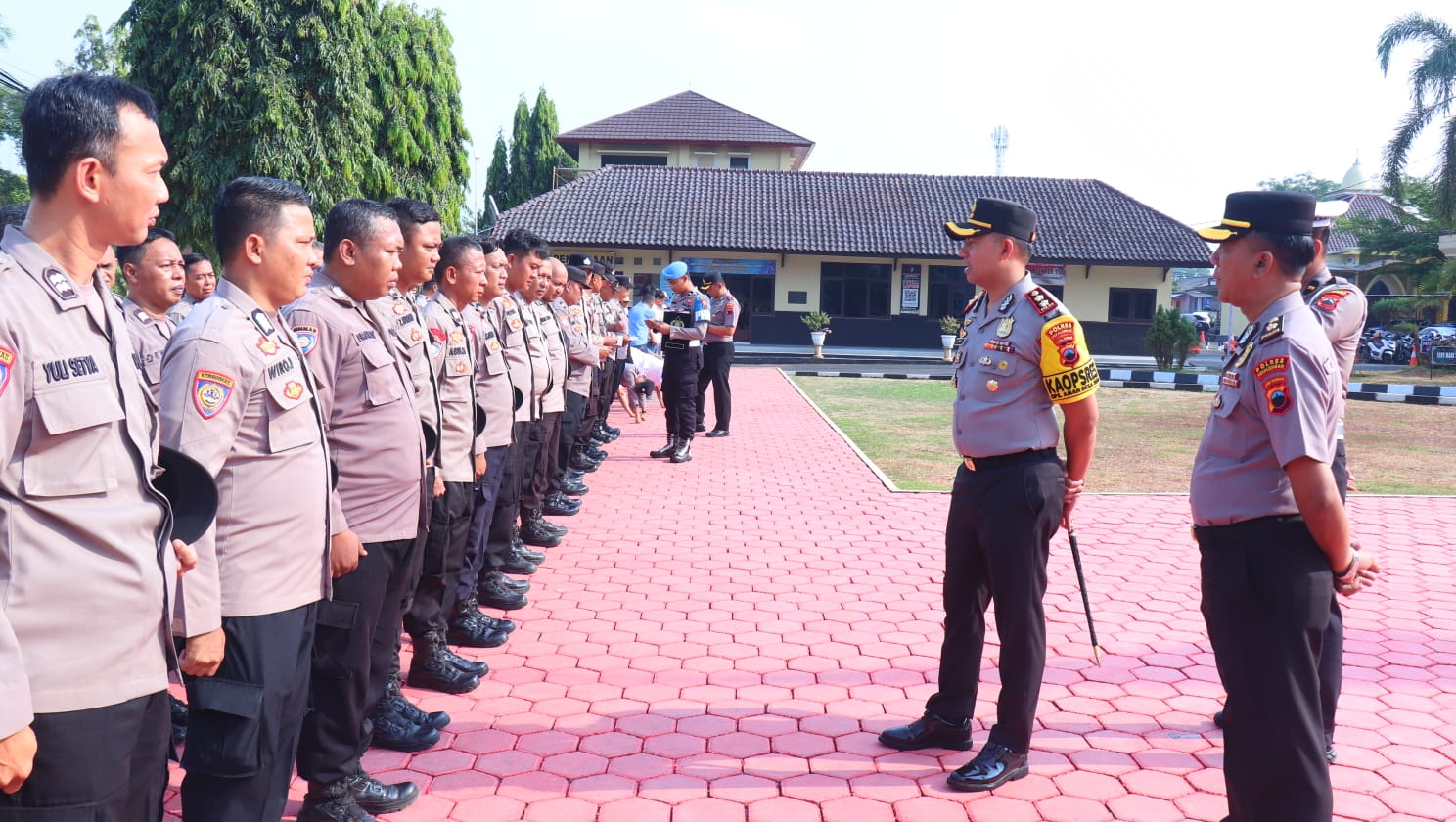 Awali Tugas di Mako Polres Pekalongan, AKBP Zamrul Aini Cek Sikap Tampang dan Tekankan Budaya 'Polri Bersama Masyarakat' 7 IMG 20261021 WA0080