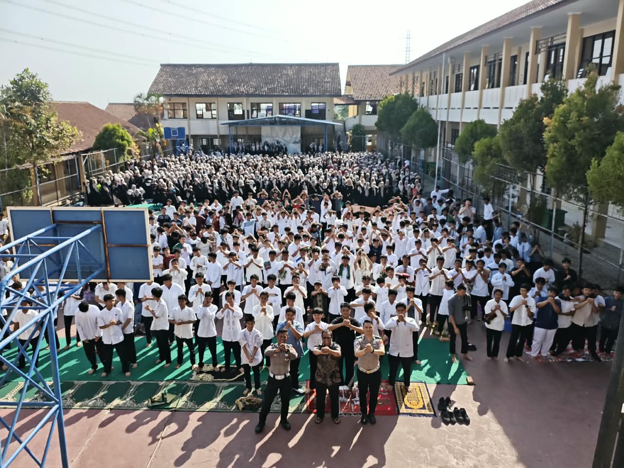 Tingkatkan Kesadaran Tertib Lalu Lintas dan Cegah Balap Liar, Sat Lantas Polres Kuningan Gelar "Police Goes to School" di SMAN 1 Mandirancan 14 IMG 20261023 WA0009 1