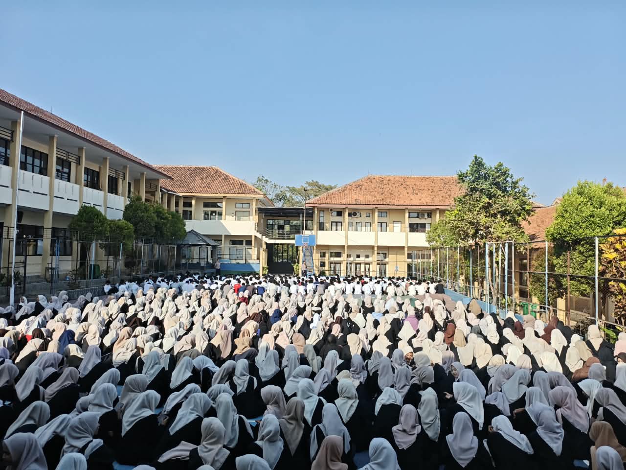 Tingkatkan Kesadaran Tertib Lalu Lintas dan Cegah Balap Liar, Sat Lantas Polres Kuningan Gelar "Police Goes to School" di SMAN 1 Mandirancan 13 IMG 20261023 WA0010