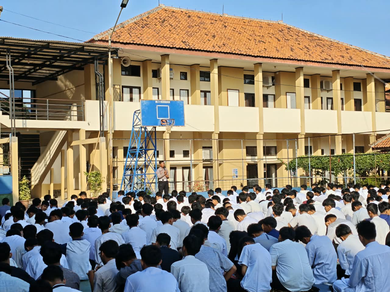 Tingkatkan Kesadaran Tertib Lalu Lintas dan Cegah Balap Liar, Sat Lantas Polres Kuningan Gelar "Police Goes to School" di SMAN 1 Mandirancan 11 IMG 20261023 WA0011