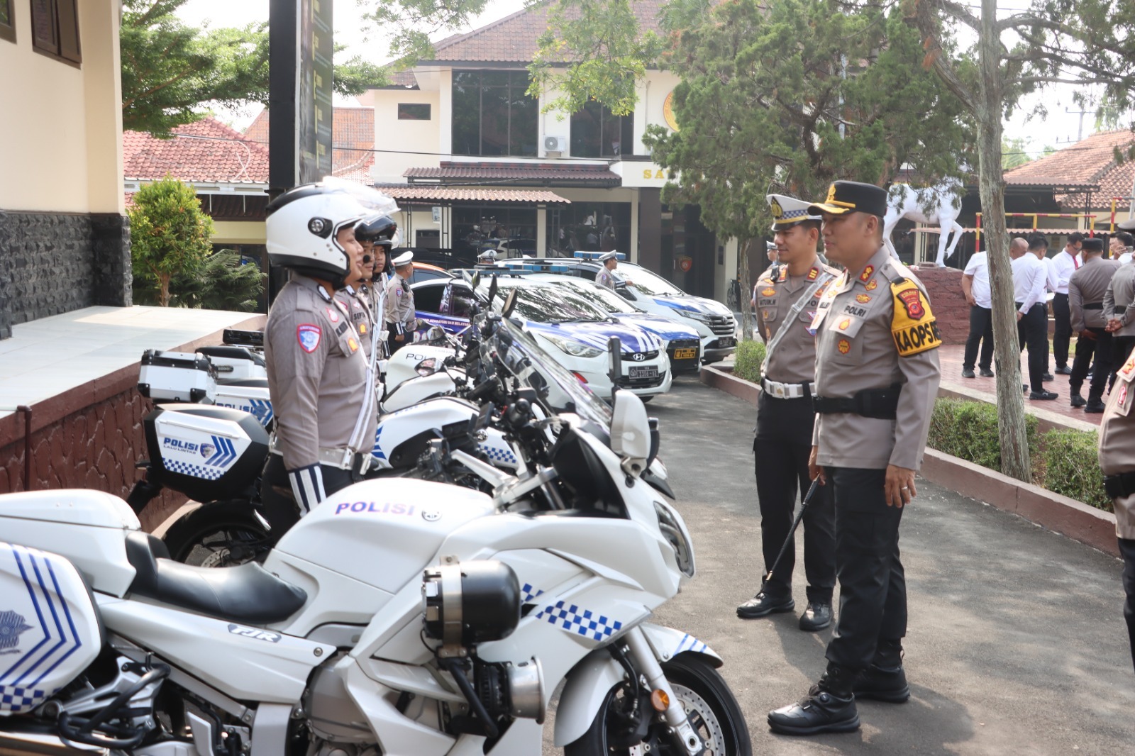 Kapolres Kuningan Pimpin Apel Operasi Patuh Lodaya 2026, Tekankan Keselamatan Berlalu Lintas 15 IMG 20261026 WA0019