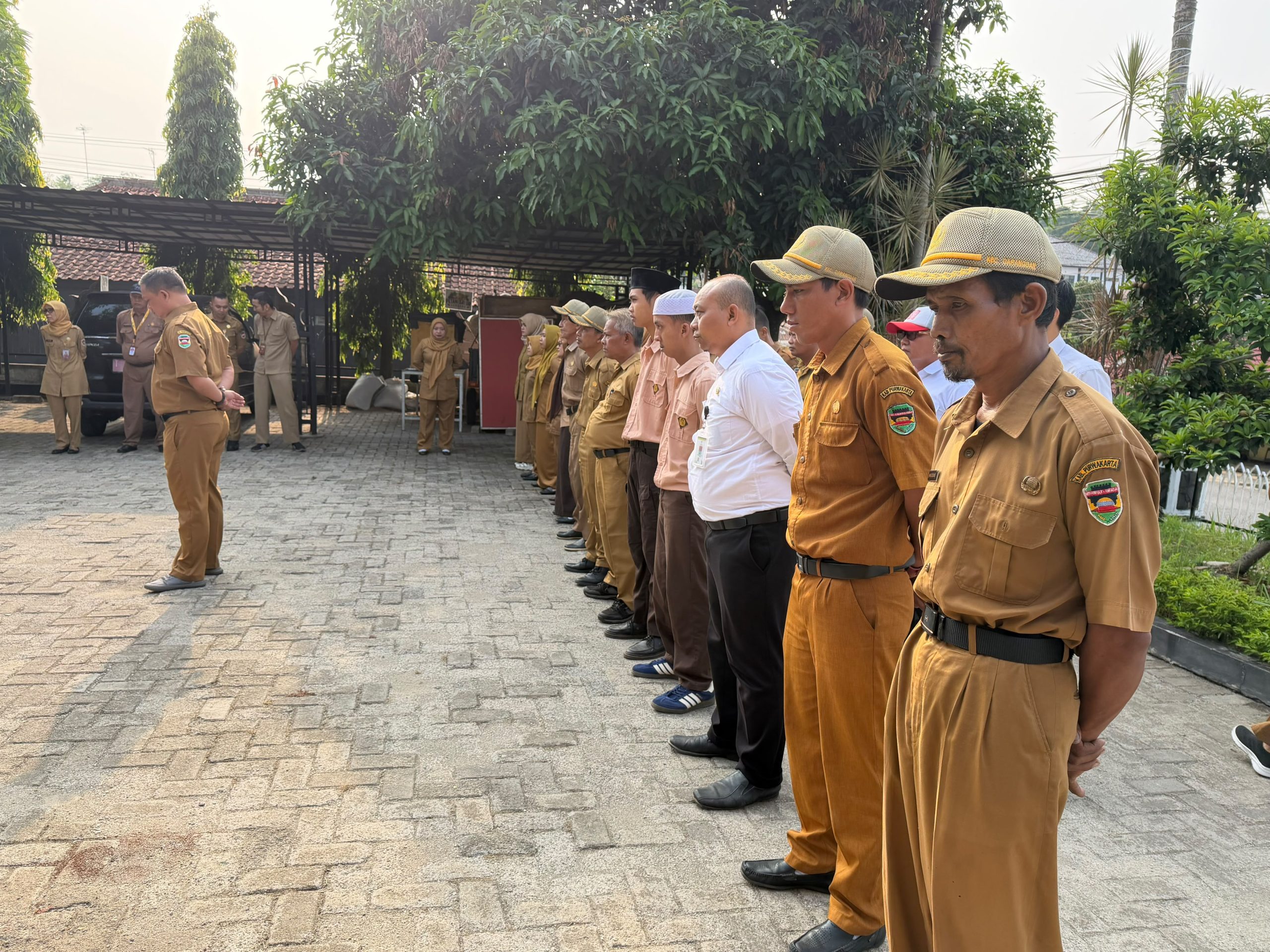 Camat Darangdan Pimpin Apel Pagi, Tekankan Disiplin dan Peningkatan Pelayanan 8 IMG 20261026 WA0062 scaled