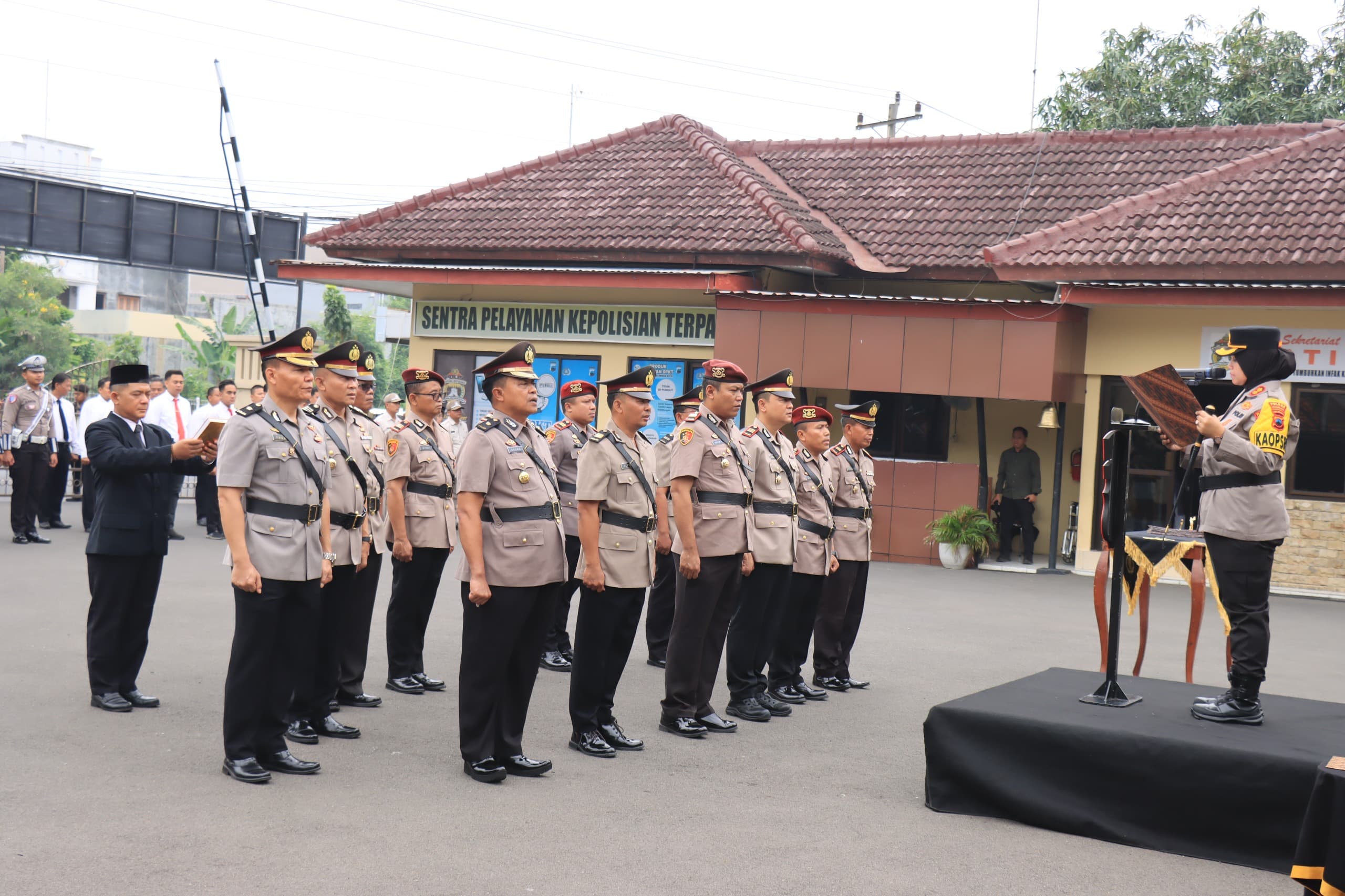 Sejumlah Jabatan Strategis Berganti, Kapolres Pekalongan Kota Pimpin Pelaksanaan Sertijab 9 IMG 20261027 WA0024 1