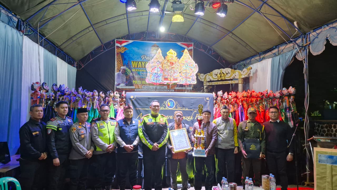 Meriahkan Lomba Satkamling 2026, Polres Kuningan Gelar Wayang Golek "PAK 3" di Darma 15 IMG 20261028 WA0031
