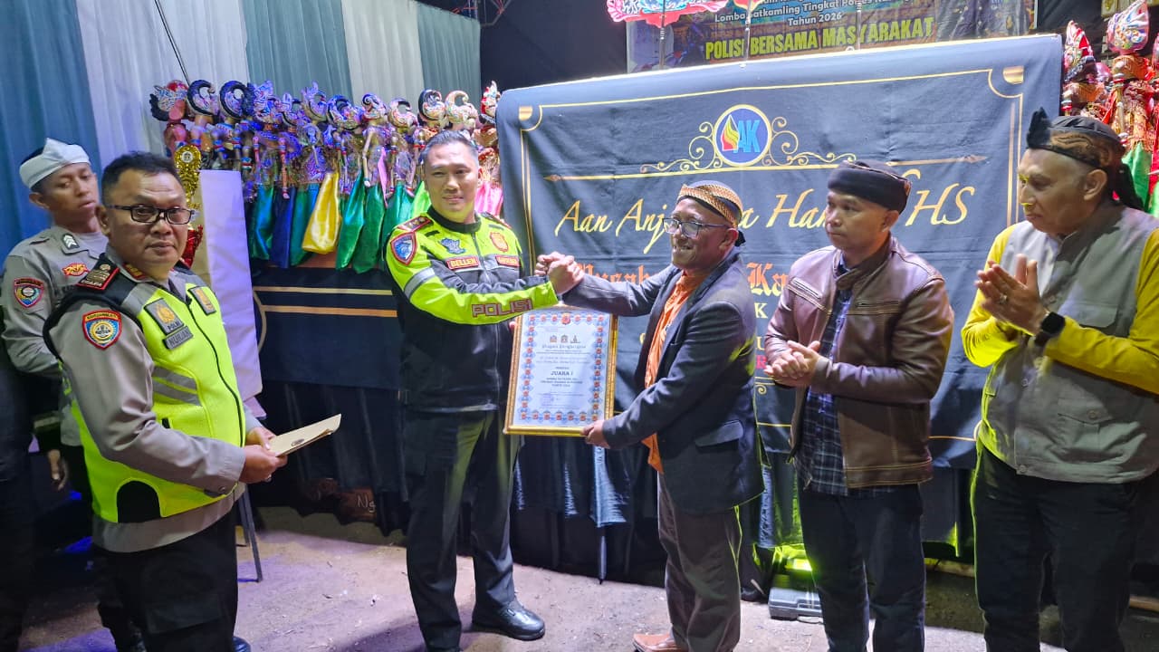 Meriahkan Lomba Satkamling 2026, Polres Kuningan Gelar Wayang Golek "PAK 3" di Darma 20 IMG 20261028 WA0034 2