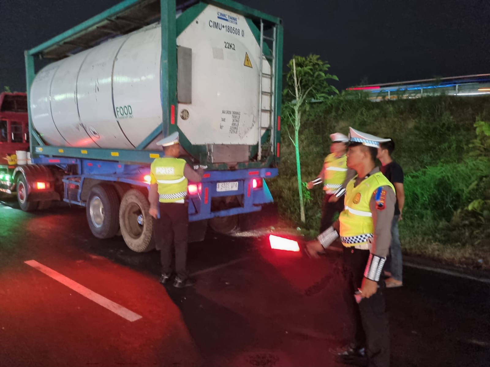 Patroli Operasi Patuh Candi, Satlantas Pekalongan Ingatkan Sopir Truk soal Keselamatan 7 IMG 20261028 WA0039