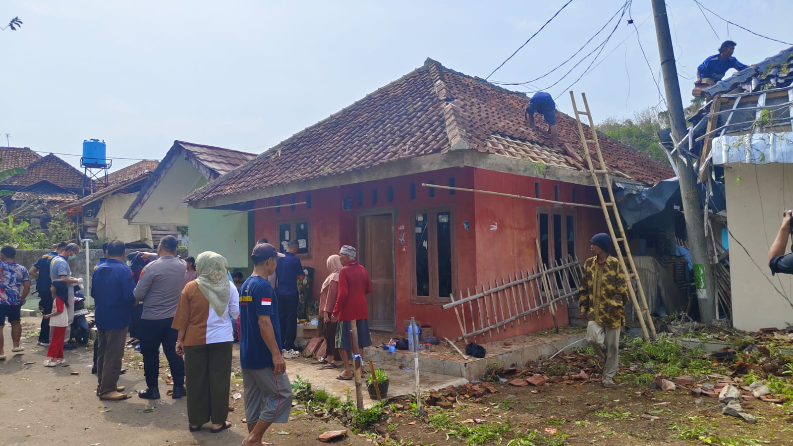 Kapolres Kuningan Turun Langsung Bantu Korban Puting Beliung di Mekarsari 17 IMG 20261030 WA0023