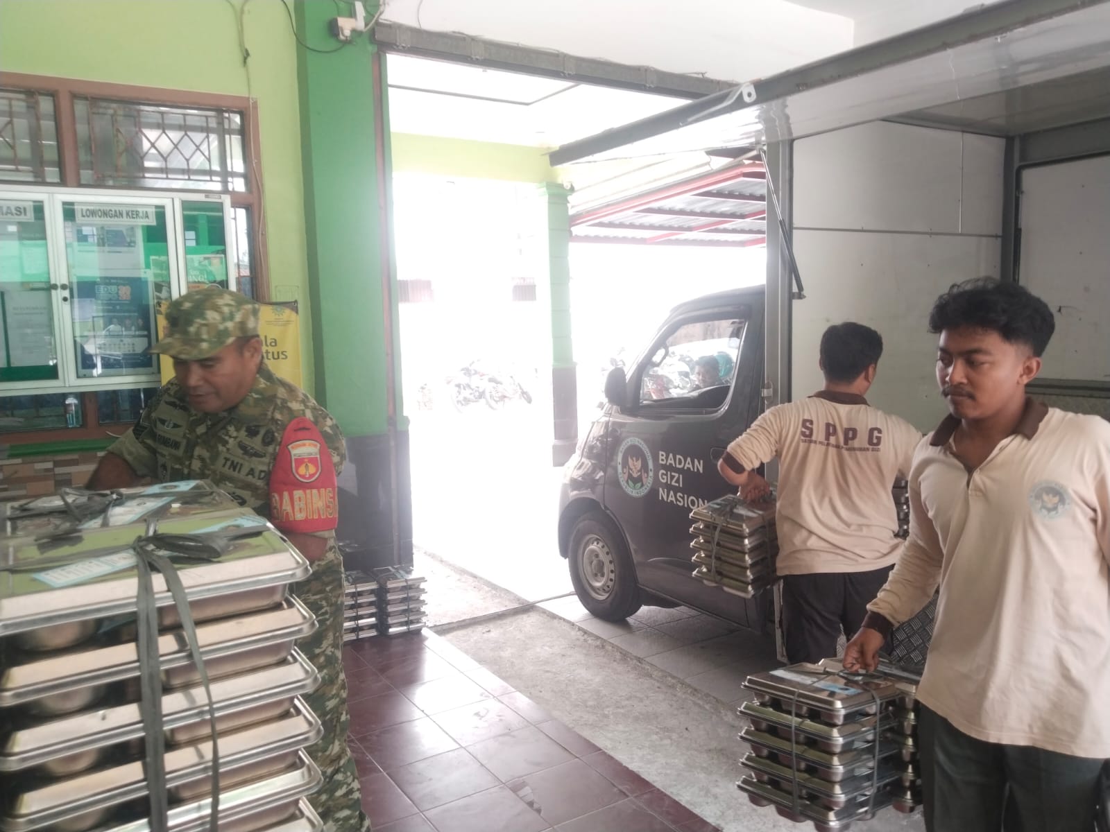 Babinsa Joyotakan Dukung Kelancaran Pendistribusian MBG di SMK Muhamadiyah 1 Surakarta. 7 IMG 20261030 WA0029